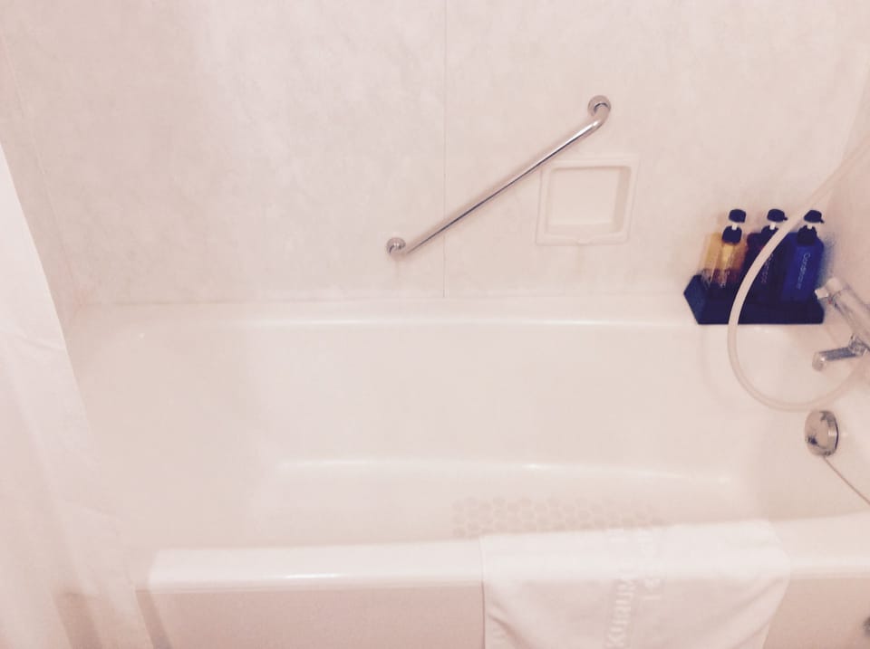 Deep soaking bathtub
