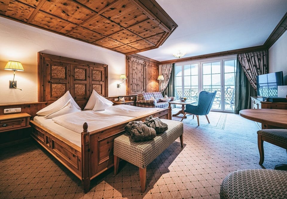 Junior Studio Suite, 1 King Bed, Balcony, Mountainside | Hypo-allergenic bedding, minibar, in-room safe, soundproofing