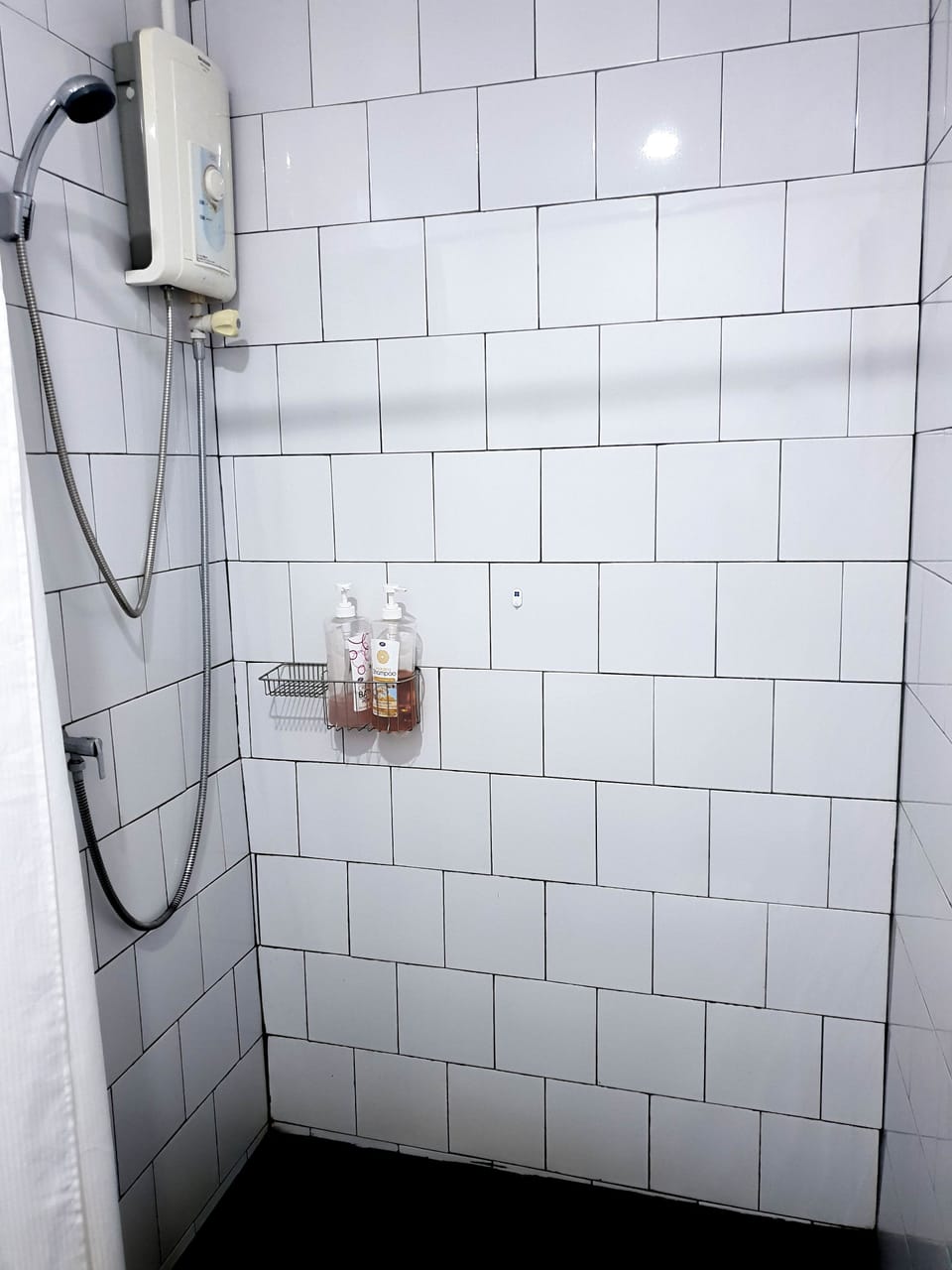 Shower, free toiletries, towels
