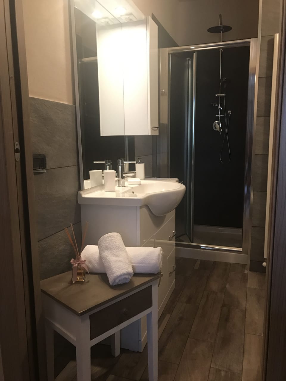 Giglio | Bathroom | Shower, free toiletries, bidet, towels