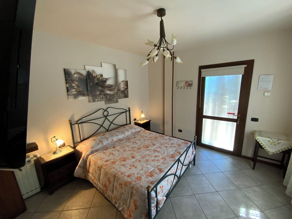 Viola e Violetta | Premium bedding, blackout drapes, free WiFi, bed sheets