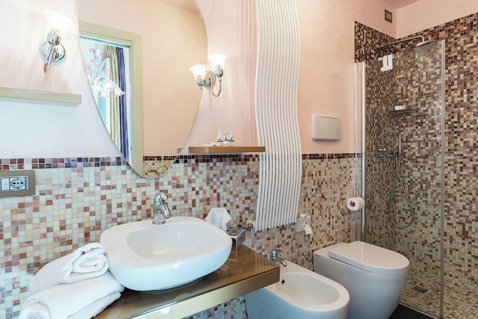 Junior Suite | Bathroom | Shower, free toiletries, hair dryer, bidet