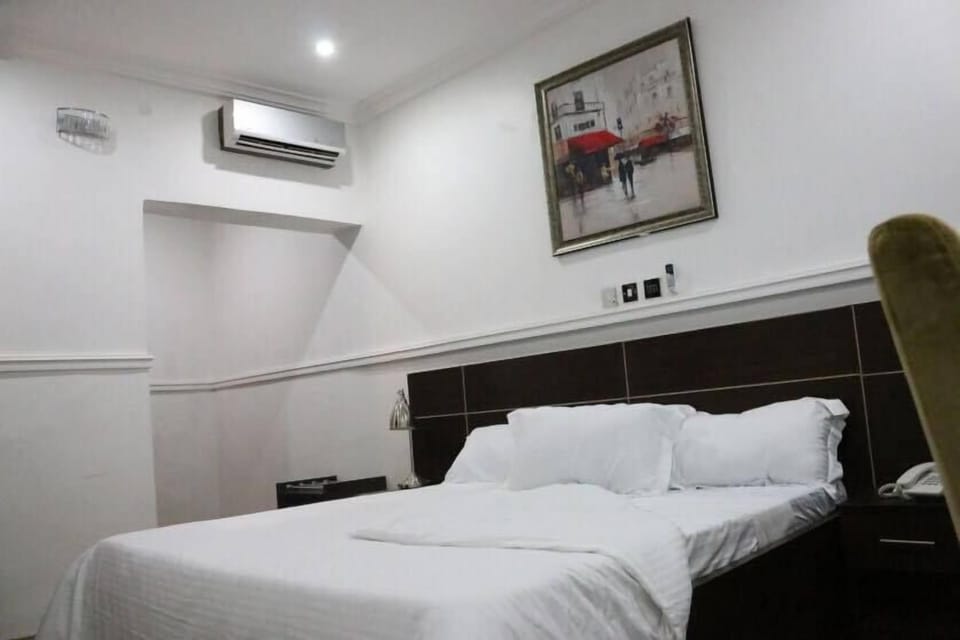 Deluxe Room | In-room safe, desk, iron/ironing board, free WiFi