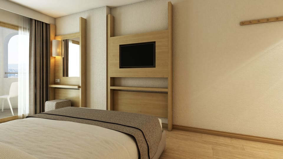 Standard Room, Sea View | Minibar, in-room safe, bed sheets