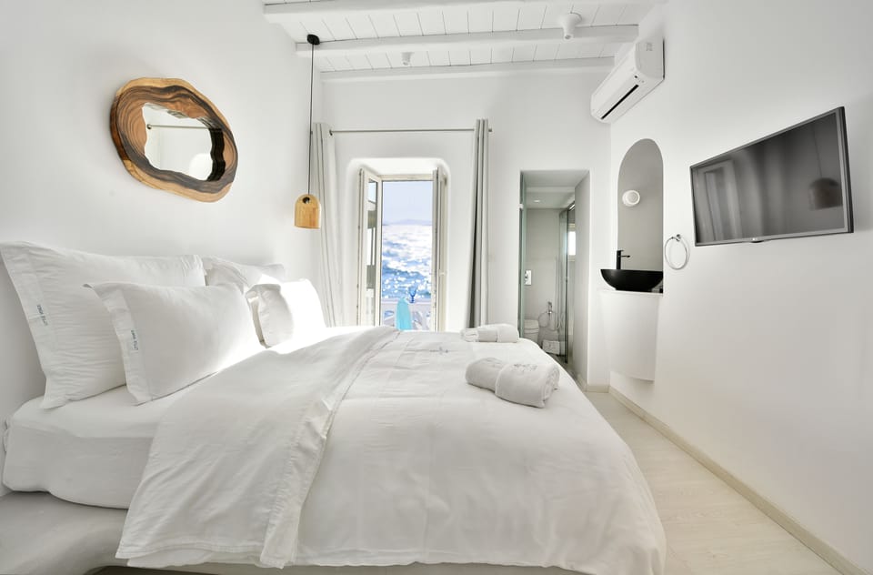 Villa (Little Venice-Outdoor Jetted Tub) | Premium bedding, in-room safe, soundproofing, iron/ironing board