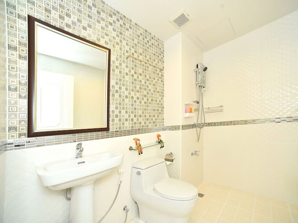 Shower, free toiletries, hair dryer, bathrobes