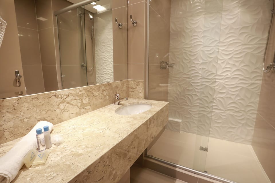 Luxury Quadruple Room | Bathroom | Free toiletries, hair dryer, towels