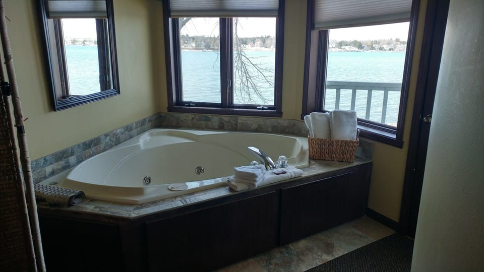 Snug Harbor Inn Hotel in Sturgeon Bay