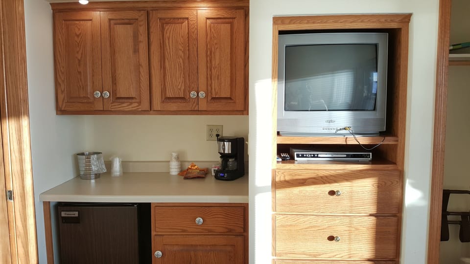 Standard Room, 1 Queen Bed, Bay View | Living area | TV