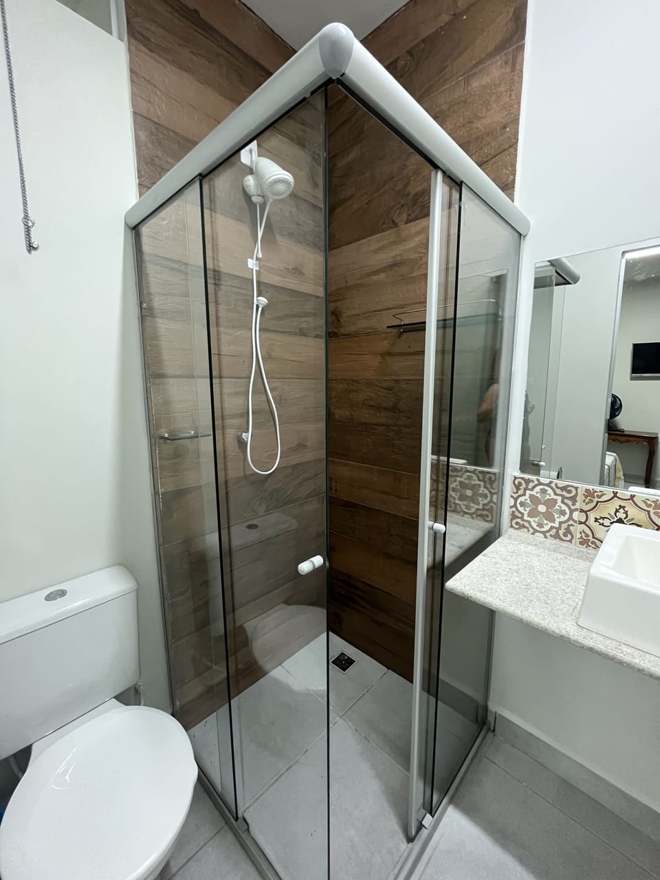 Family Room | Bathroom | Shower, free toiletries, towels, soap