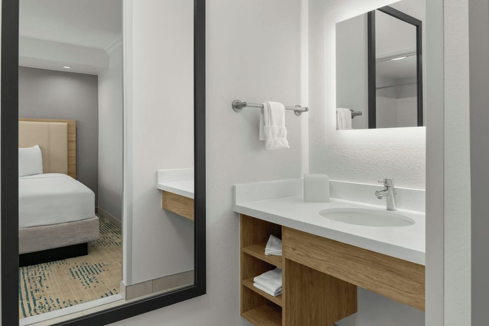 Combined shower/tub, free toiletries, hair dryer, towels