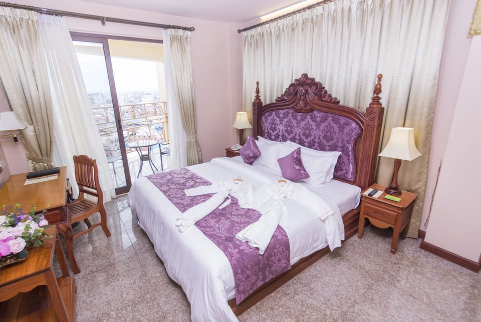 Deluxe Double Room | Minibar, in-room safe, desk, blackout drapes