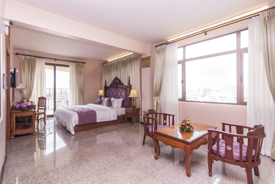 Deluxe Double Room | Minibar, in-room safe, desk, blackout drapes