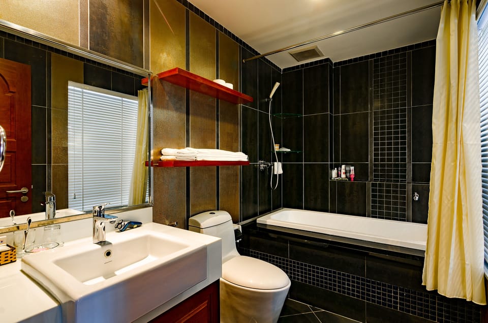 VIP Room | Bathroom | Separate tub and shower, hydromassage showerhead, free toiletries