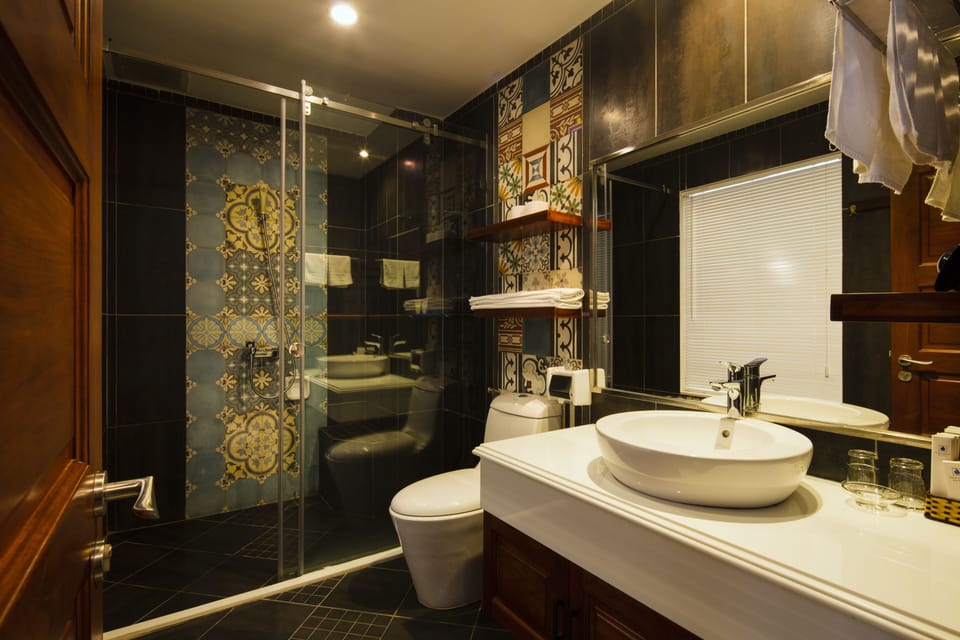 Deluxe Room | Bathroom | Separate tub and shower, hydromassage showerhead, free toiletries