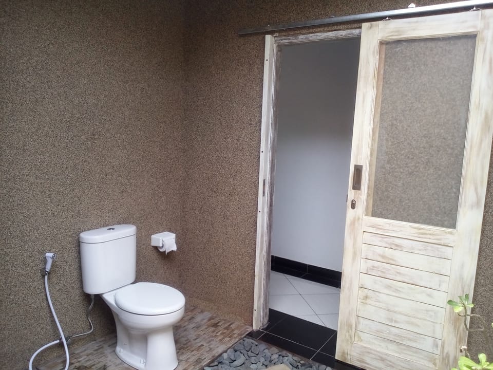 Deluxe Garden Room | Bathroom | Shower, free toiletries, towels