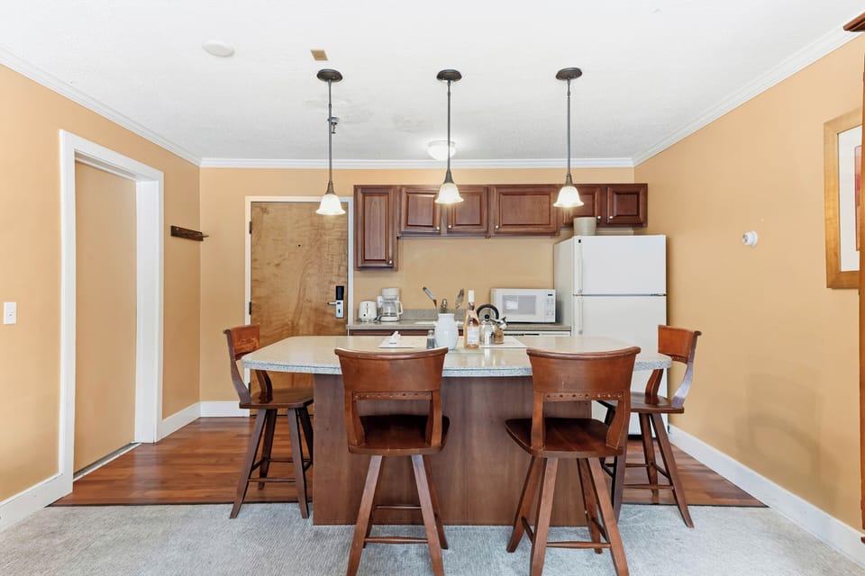 Suite, 1 Bedroom | Dining room