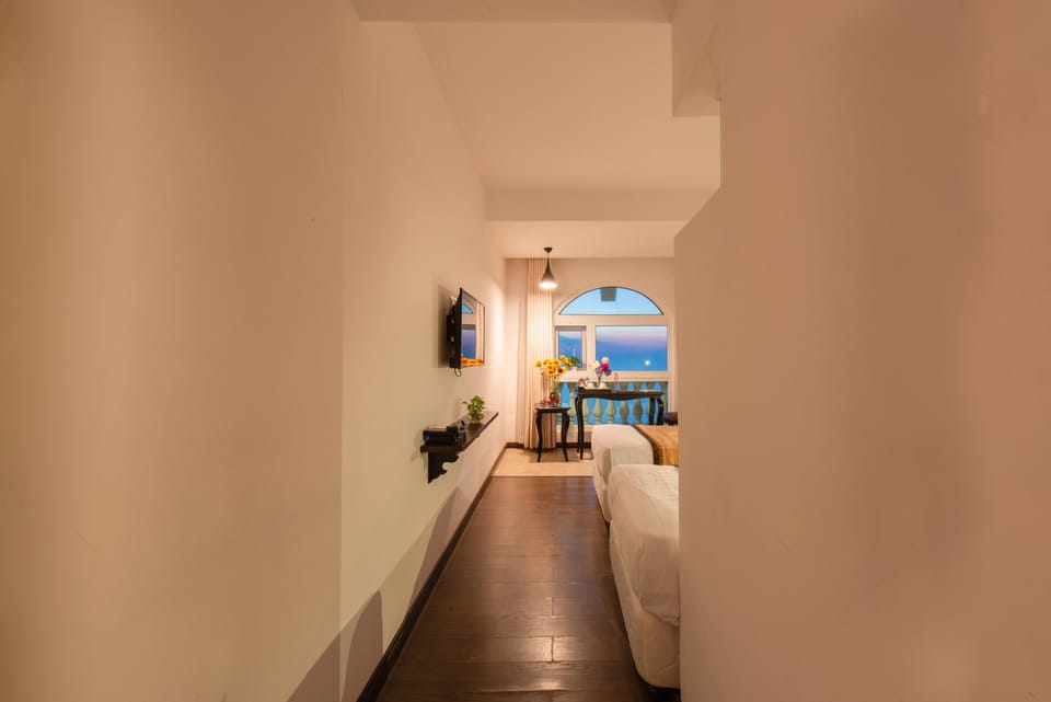 Deluxe Room With Sea View | Minibar, in-room safe, desk, free WiFi