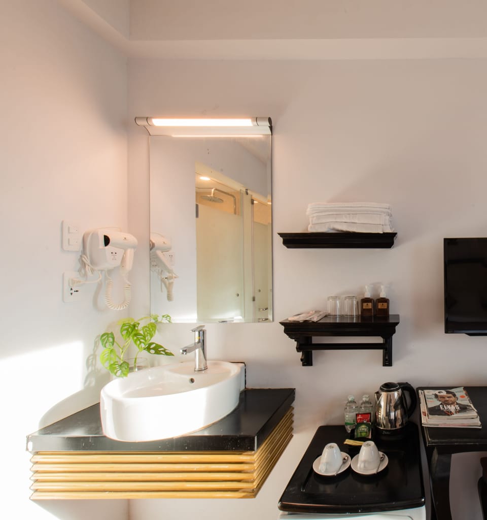 Standard Queen Room With City View | Minibar, in-room safe, desk, free WiFi