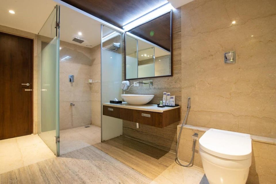 Shower, rainfall showerhead, free toiletries, hair dryer