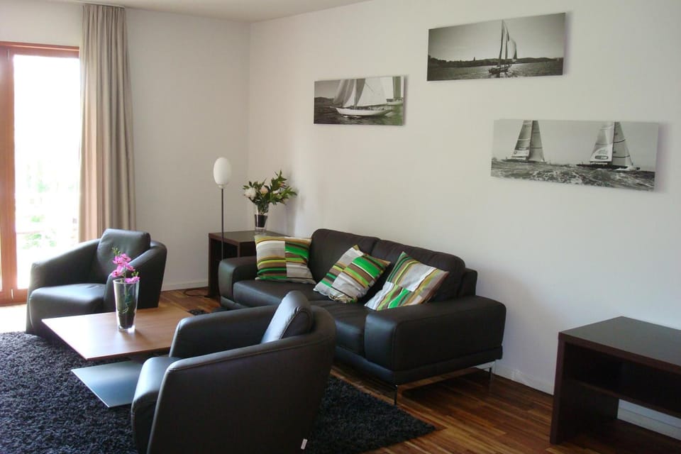 Flat-screen TV, fireplace, heated floors