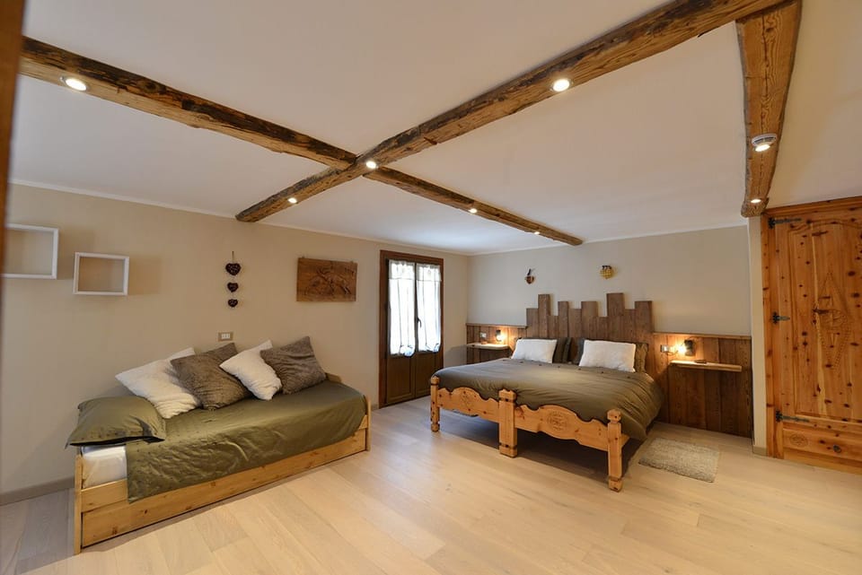 Panoramic Studio Suite, Mountain View | Desk, soundproofing, free WiFi, bed sheets