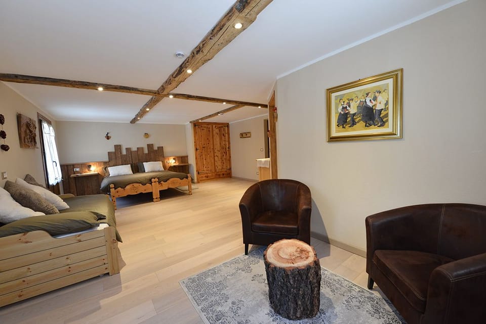 Panoramic Studio Suite, Mountain View | Desk, soundproofing, free WiFi, bed sheets