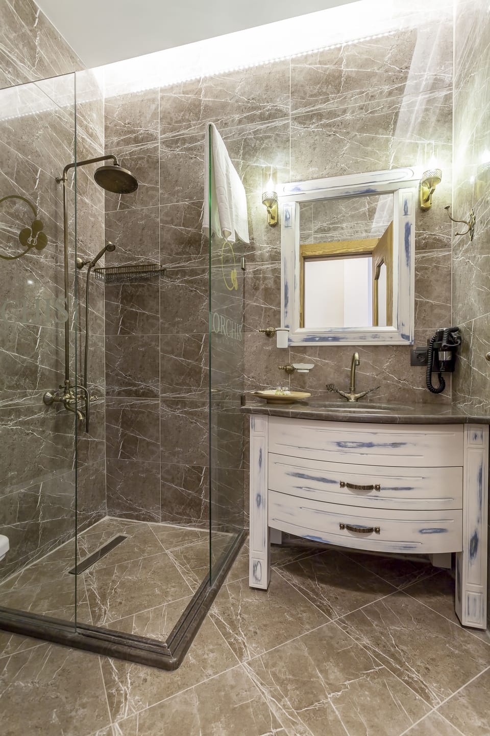 Family Suite | Bathroom | Free toiletries, hair dryer, bathrobes, slippers