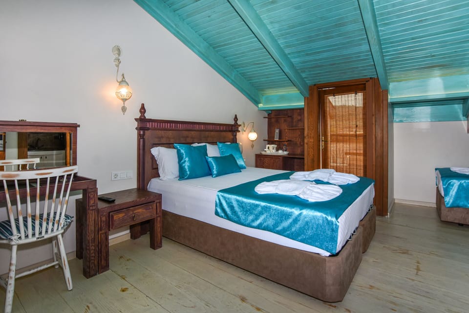 Deluxe Double Room, 1 Bedroom | Minibar, in-room safe, desk, laptop workspace