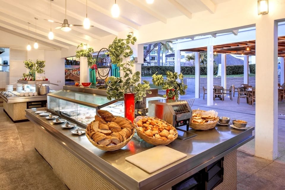 4 restaurants; breakfast, lunch, dinner, and brunch served