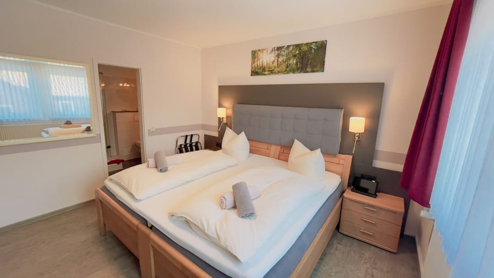 Double Room, Non Smoking | Hypo-allergenic bedding available, memory foam beds, in-room safe, desk