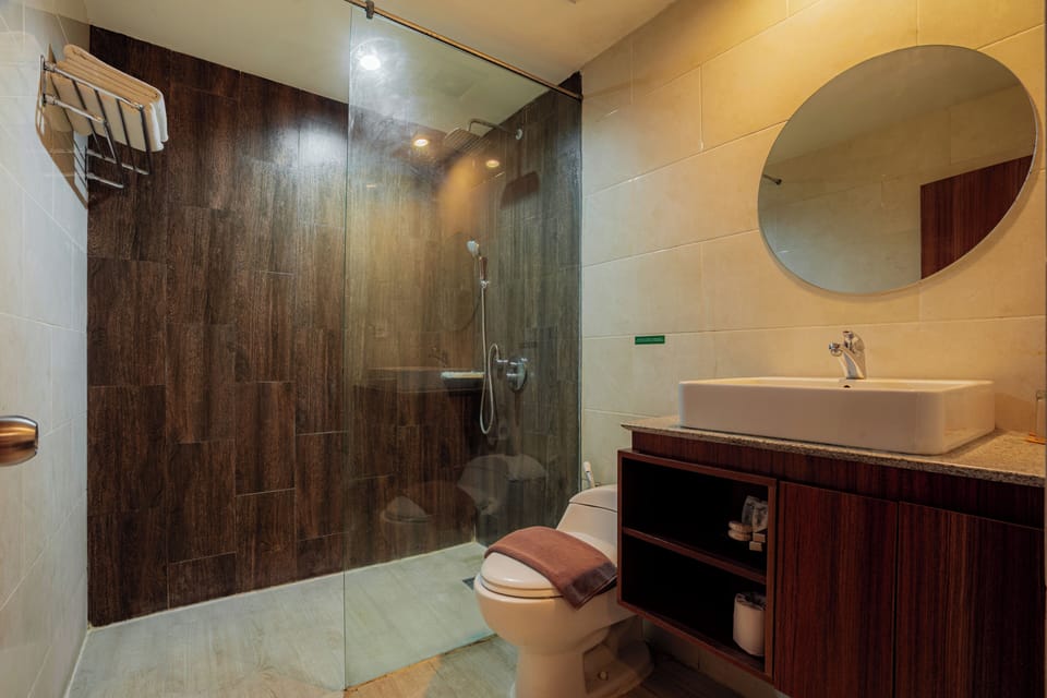Interconnecting Deluxe Room with Pool View | Bathroom | Shower, free toiletries, hair dryer, bidet