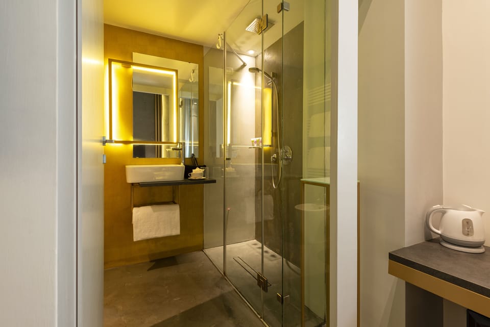 Shower, rainfall showerhead, free toiletries, hair dryer