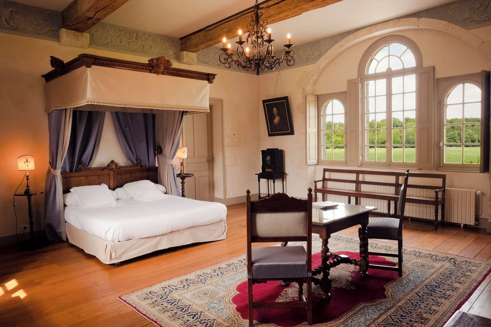 Premium bedding, desk, free WiFi