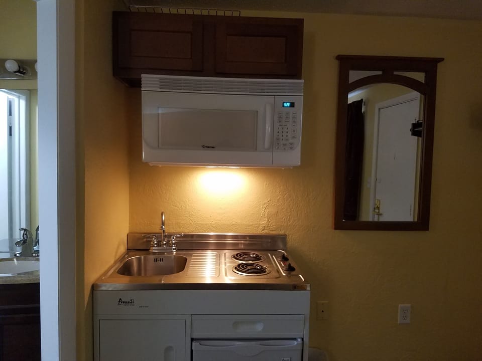 Standard Single Room, 1 King Bed | Private kitchenette | Fridge, microwave