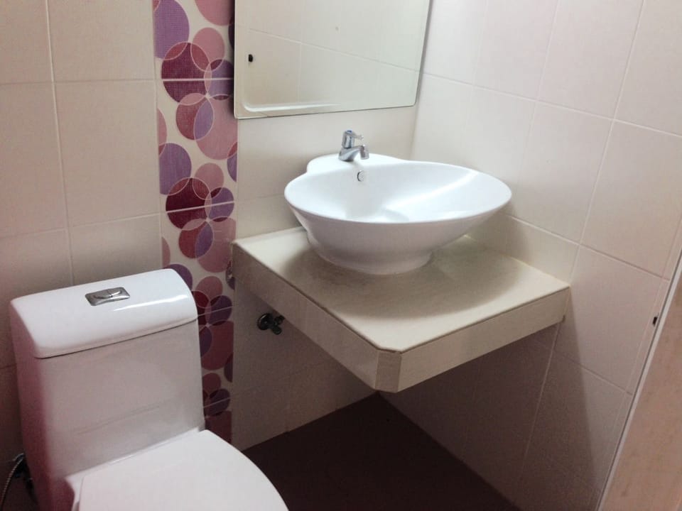 Standard Double Room | Bathroom | Shower, free toiletries, towels