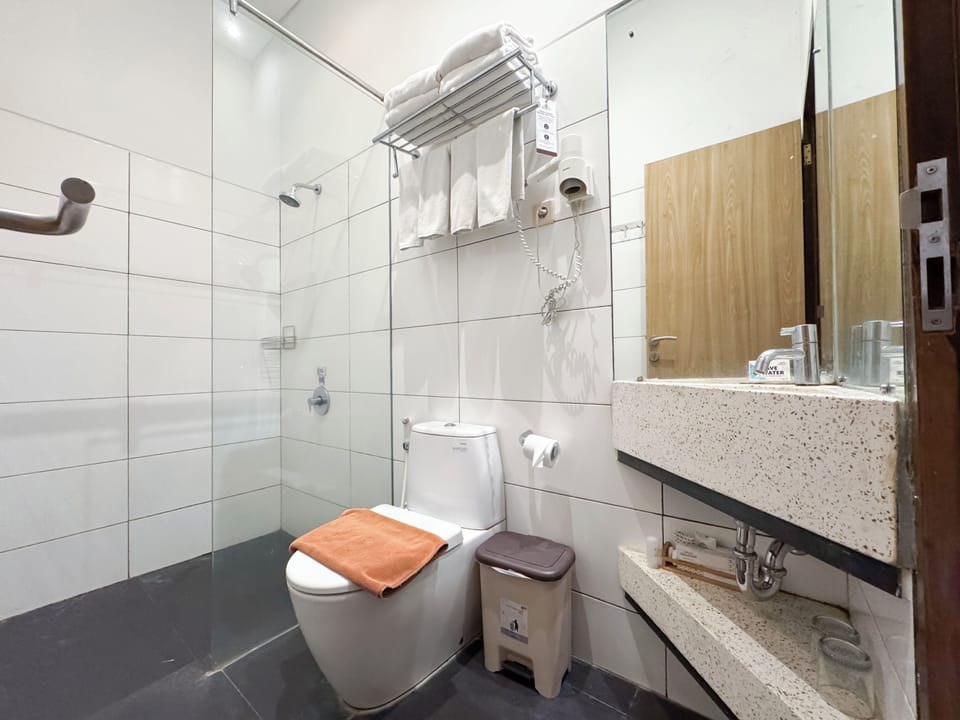 Family Room | Bathroom | Shower, free toiletries, hair dryer, slippers