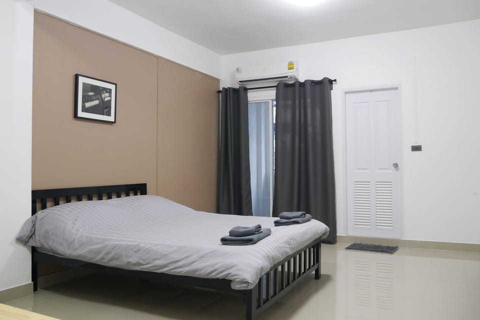 Deluxe Double Room | Desk, free WiFi, bed sheets