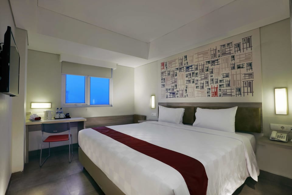 Deluxe Smart King | In-room safe, desk, free WiFi, bed sheets