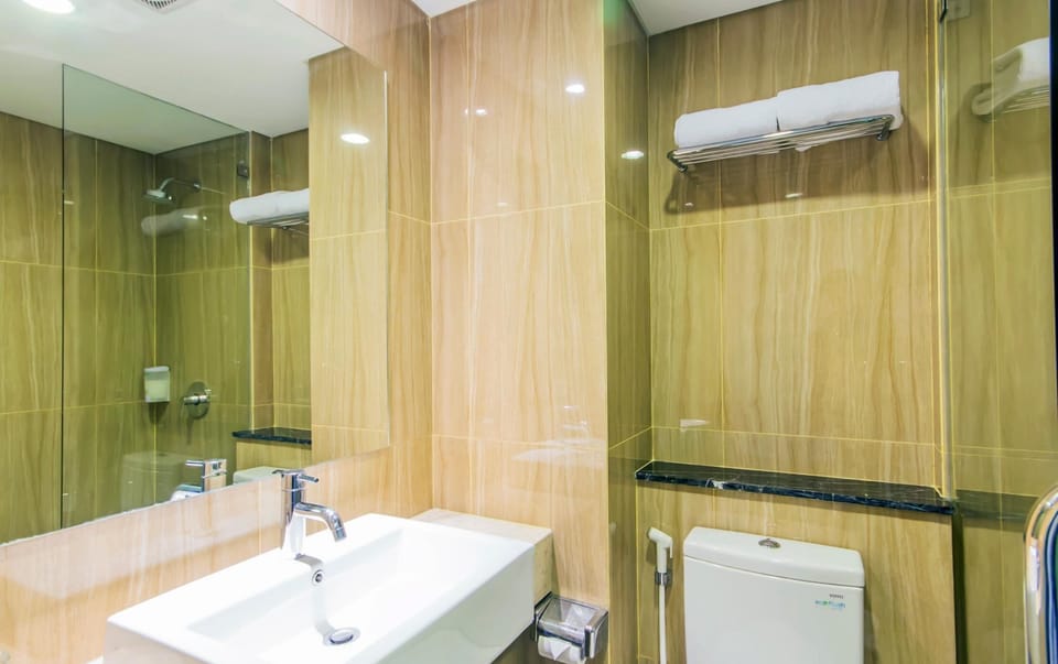 Deluxe Pool Access | Bathroom | Shower, free toiletries, slippers, towels