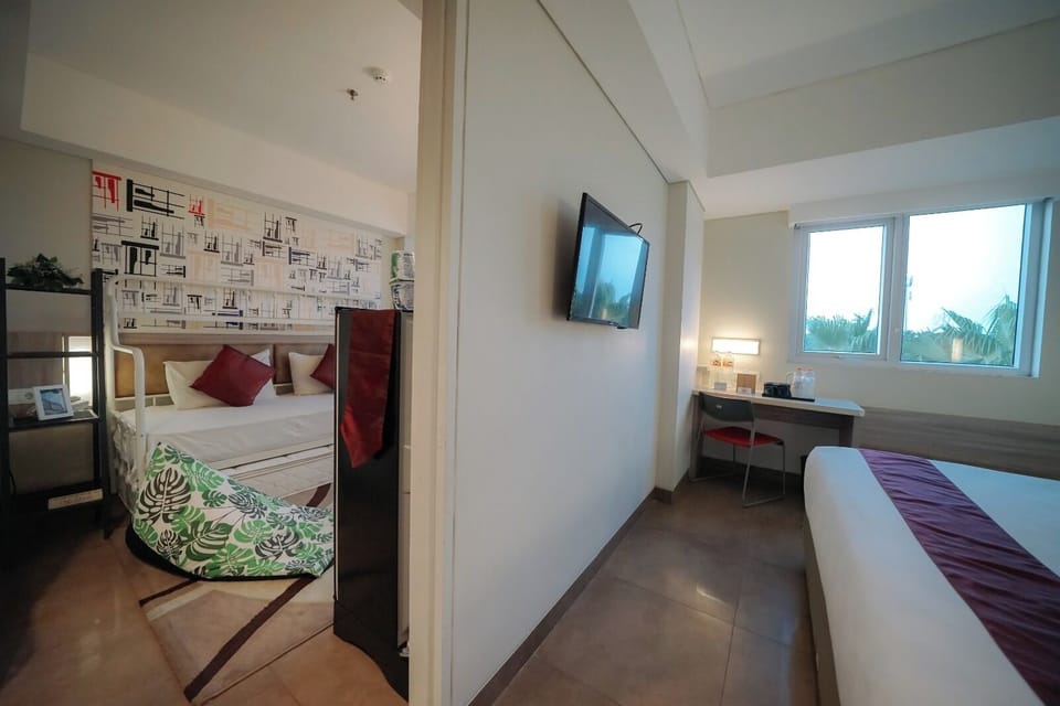 Junior Suite | In-room safe, desk, free WiFi, bed sheets