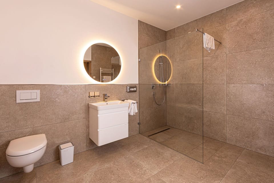 Deluxe Room | Bathroom | Free toiletries, hair dryer, towels