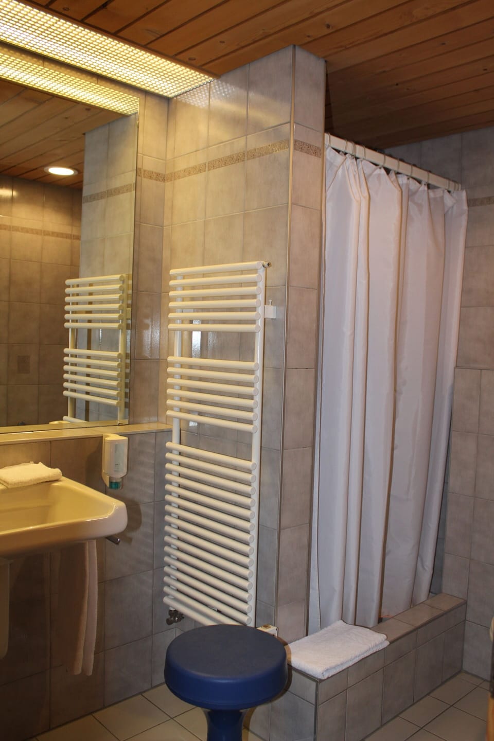 Classic Triple Room, Accessible, Private Bathroom | Bathroom