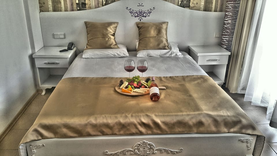 Standard Double or Twin Room | In-room safe, WiFi (free), bed sheets