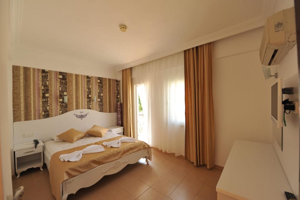 In-room safe, WiFi (free), bed sheets