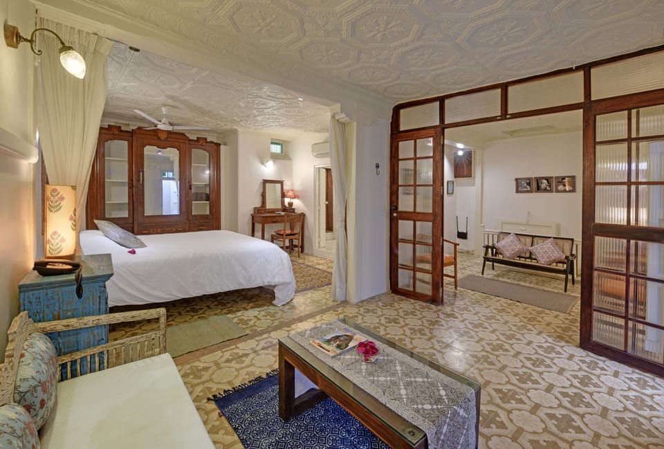 Deluxe Suite, 1 King Bed, City View | Desk, iron/ironing board, free WiFi