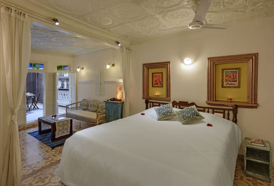 Deluxe Suite, 1 King Bed, City View | Room amenity