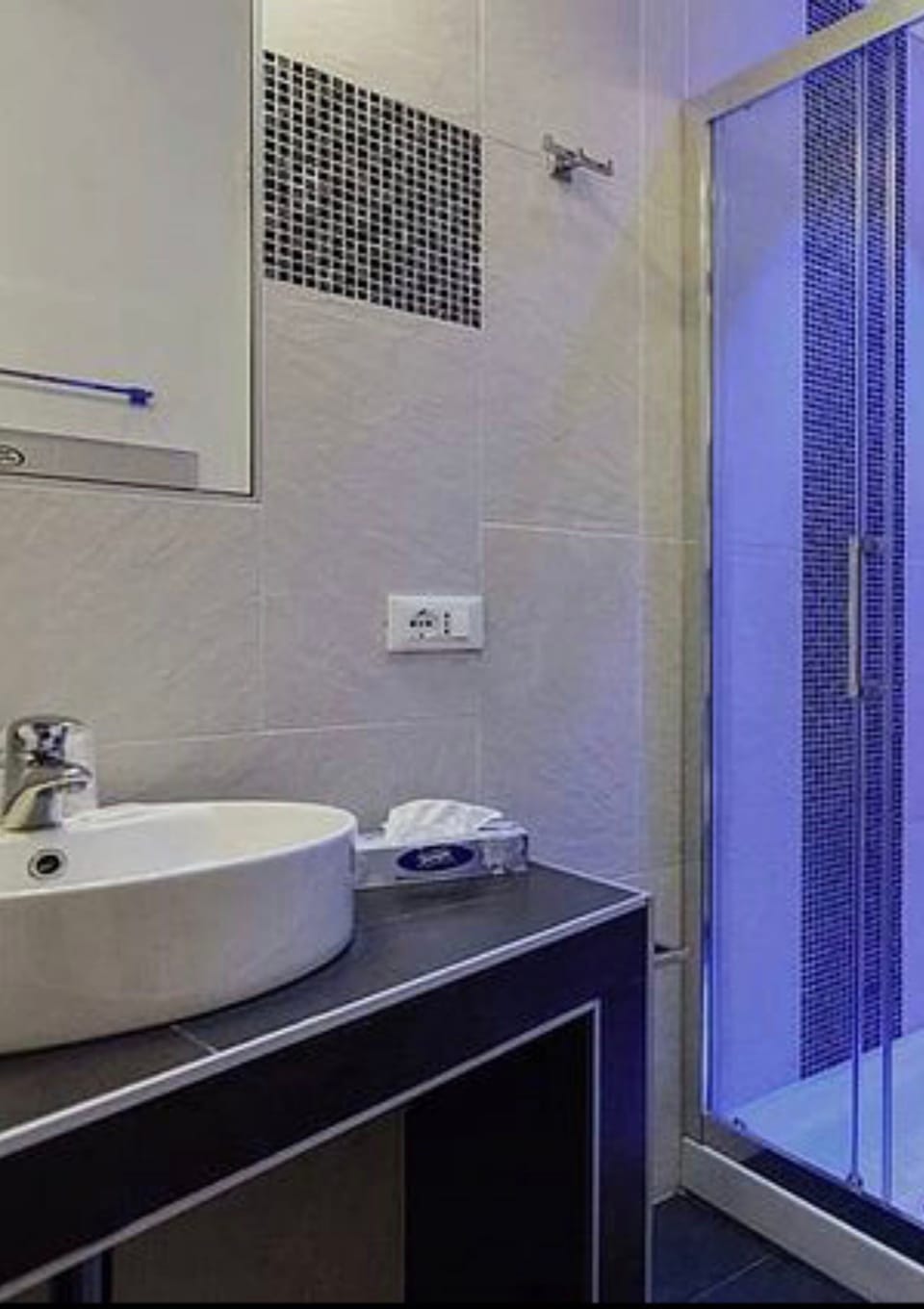 Superior Double Room | Bathroom | Shower, free toiletries, hair dryer, towels