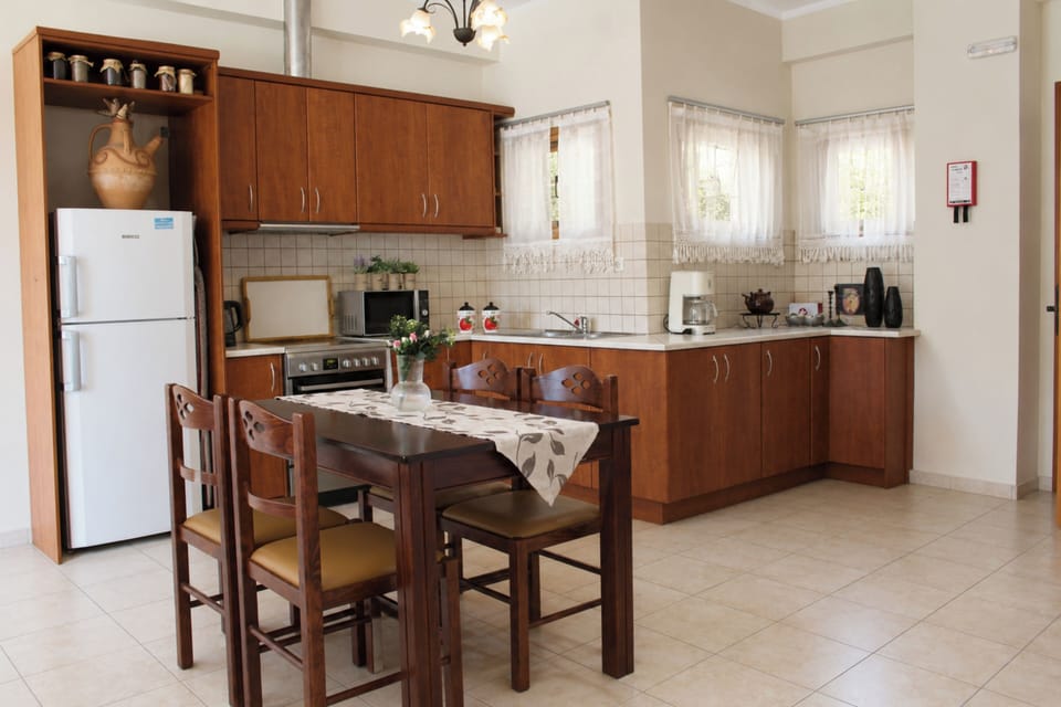 Apartment (Artemis) | Private kitchen | Coffee/tea maker, full-size fridge, microwave, oven