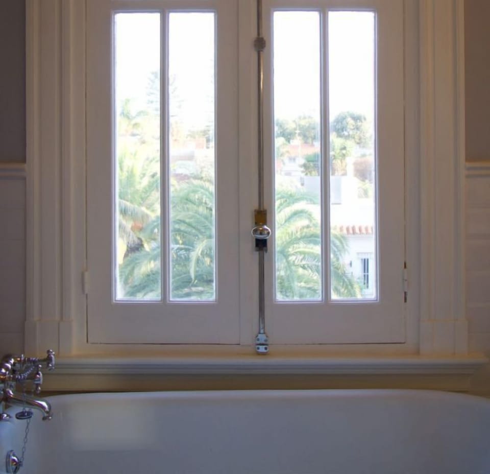 Deep soaking bathtub